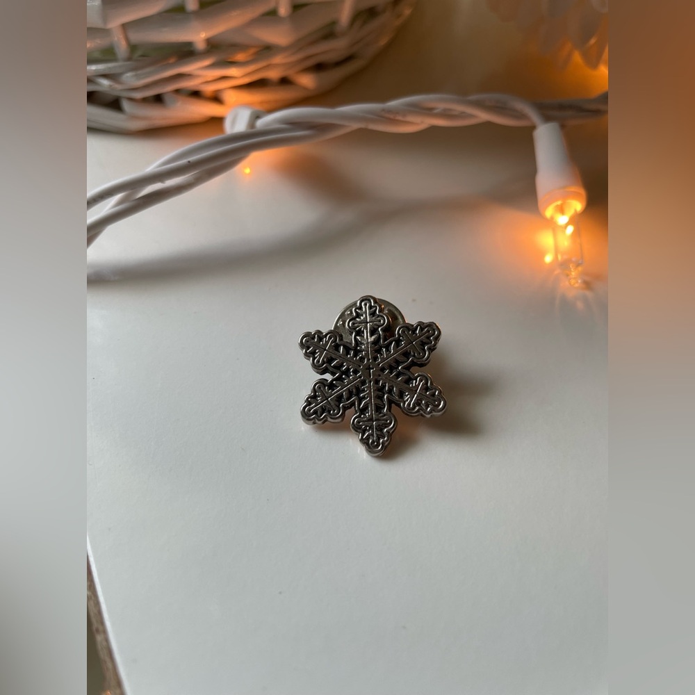 Snowflake Pin ❄️ - Picture 1 of 4